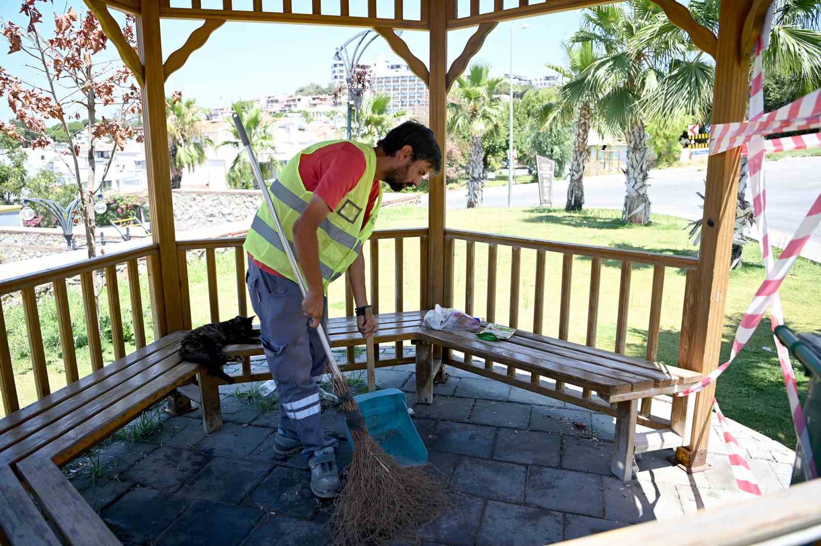 Kuşadası Belediyesi’nin temizlik çalışanlarından çevreye duyarlılık çağrısı 