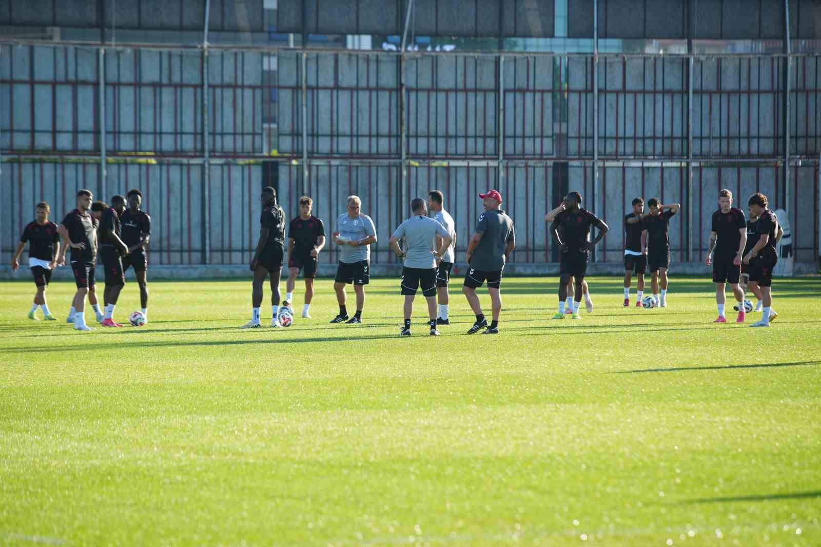 Samsunspor yeni sezona günde çift antrenmanla hazırlanıyor 