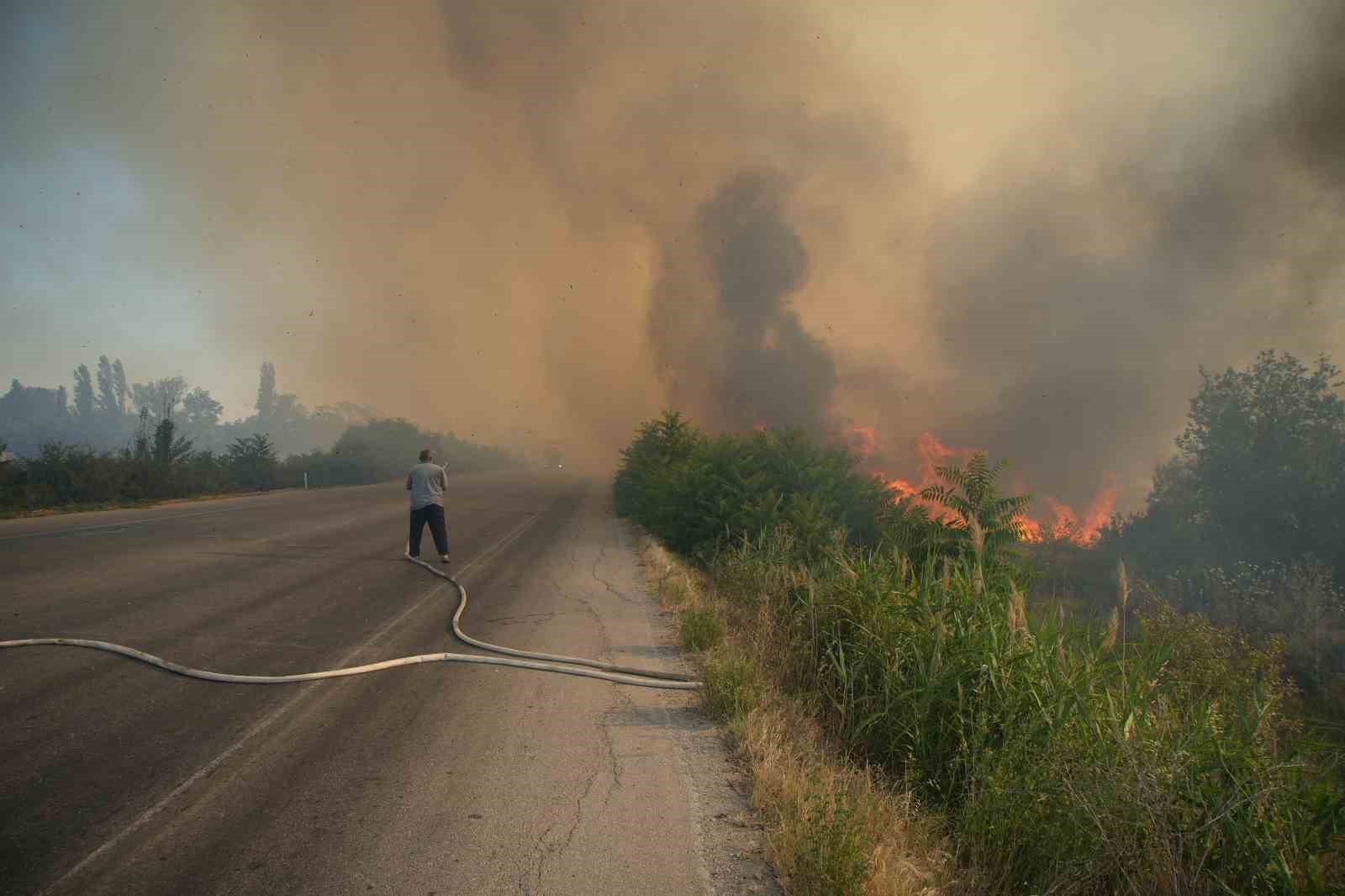 Devasa alevler uluslararası yolu trafiğe kapattı 