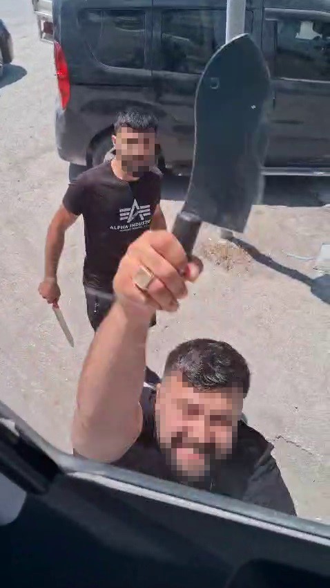 Yol verme kavgasında kamyon şoförüne satırla saldıran 2 şahıs tutuklandı 