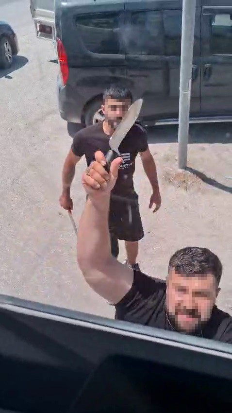 Yol verme kavgasında kamyon şoförüne satırla saldıran 2 şahıs tutuklandı 