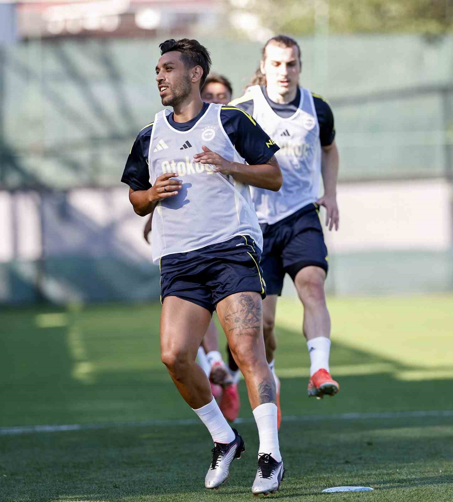 Fenerbahçe, yeni sezon hazırlıklarını sürdürüyor 