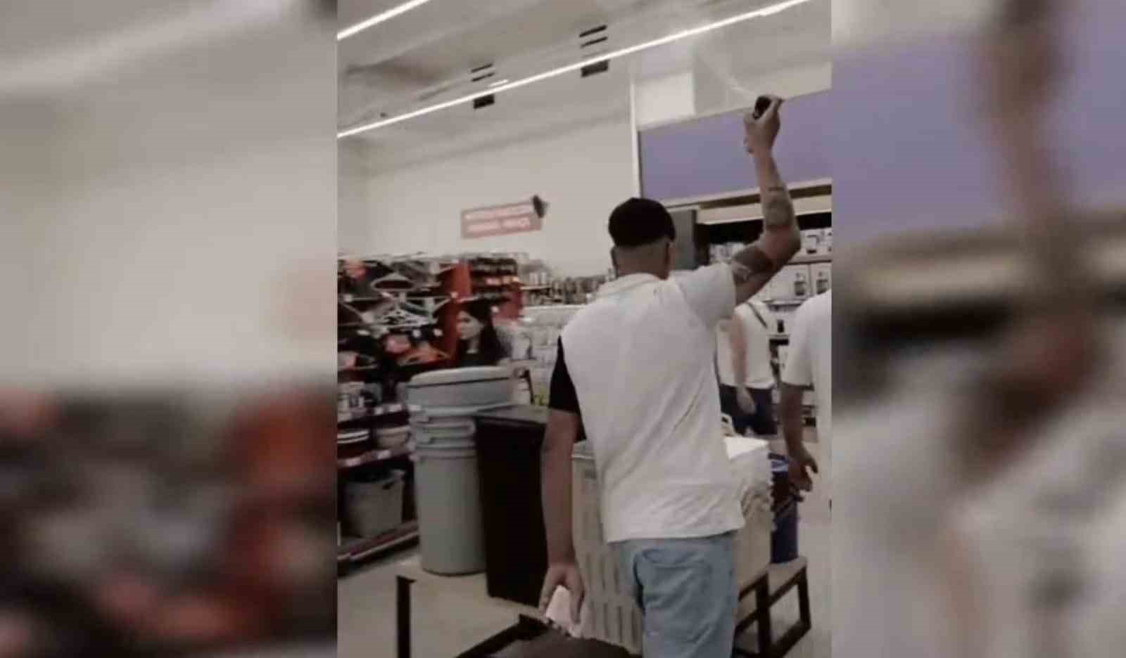 Şanlıurfa’da markette etrafa deodorant sıkan şahıs gözaltına alındı
