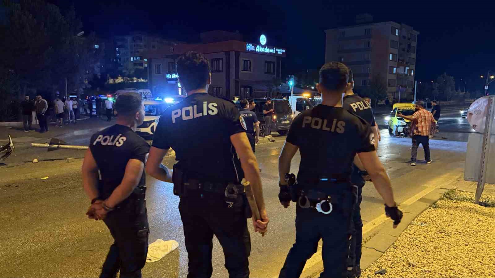 Gaziantep’te 3 otomobilin karıştığı kazada ortalık savaş alanına döndü: 6 yaralı, 12 gözaltı