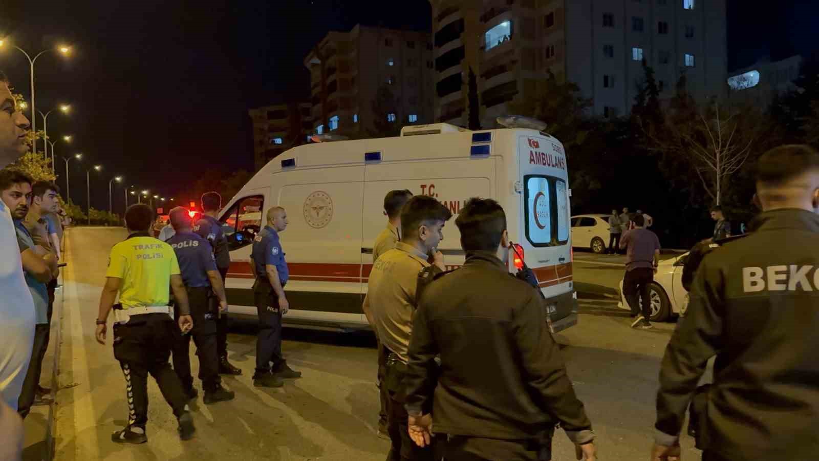 Gaziantep’te 3 otomobilin karıştığı kazada ortalık savaş alanına döndü: 6 yaralı, 12 gözaltı 