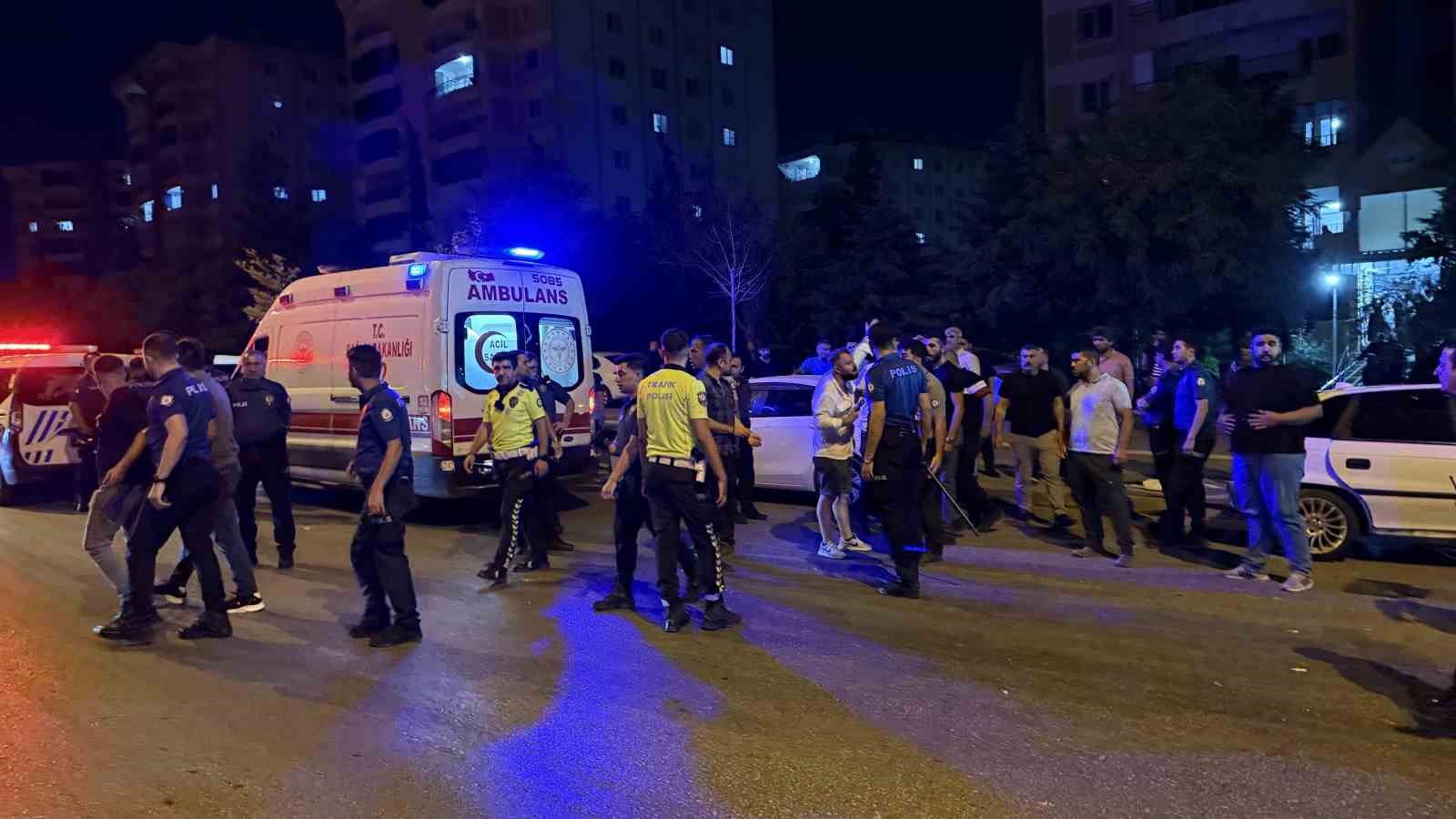 Gaziantep’te 3 otomobilin karıştığı kazada ortalık savaş alanına döndü: 6 yaralı, 12 gözaltı 