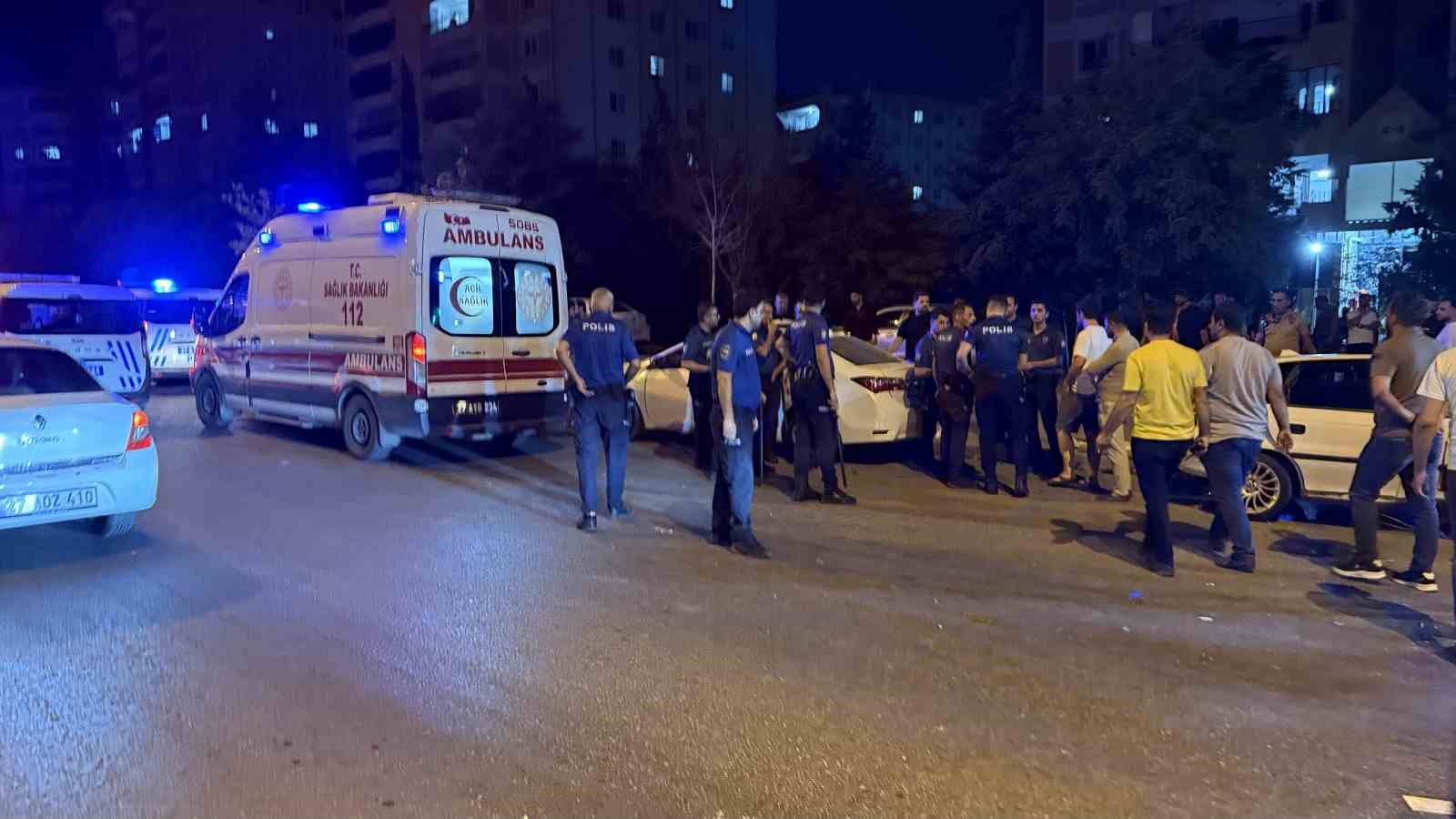 Gaziantep’te 3 otomobilin karıştığı kazada ortalık savaş alanına döndü: 6 yaralı, 12 gözaltı 