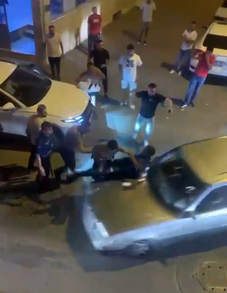 Polisin yakaladığı şüpheliyi korumak için polisleri böyle ezdi 