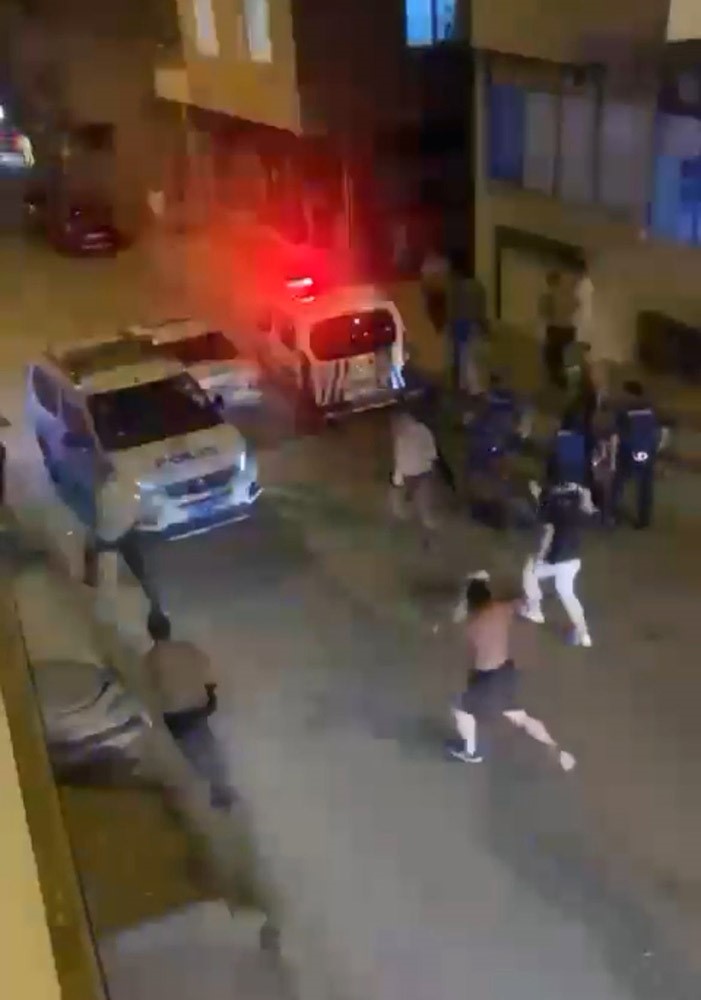 Polisin yakaladığı şüpheliyi korumak için polisleri böyle ezdi 