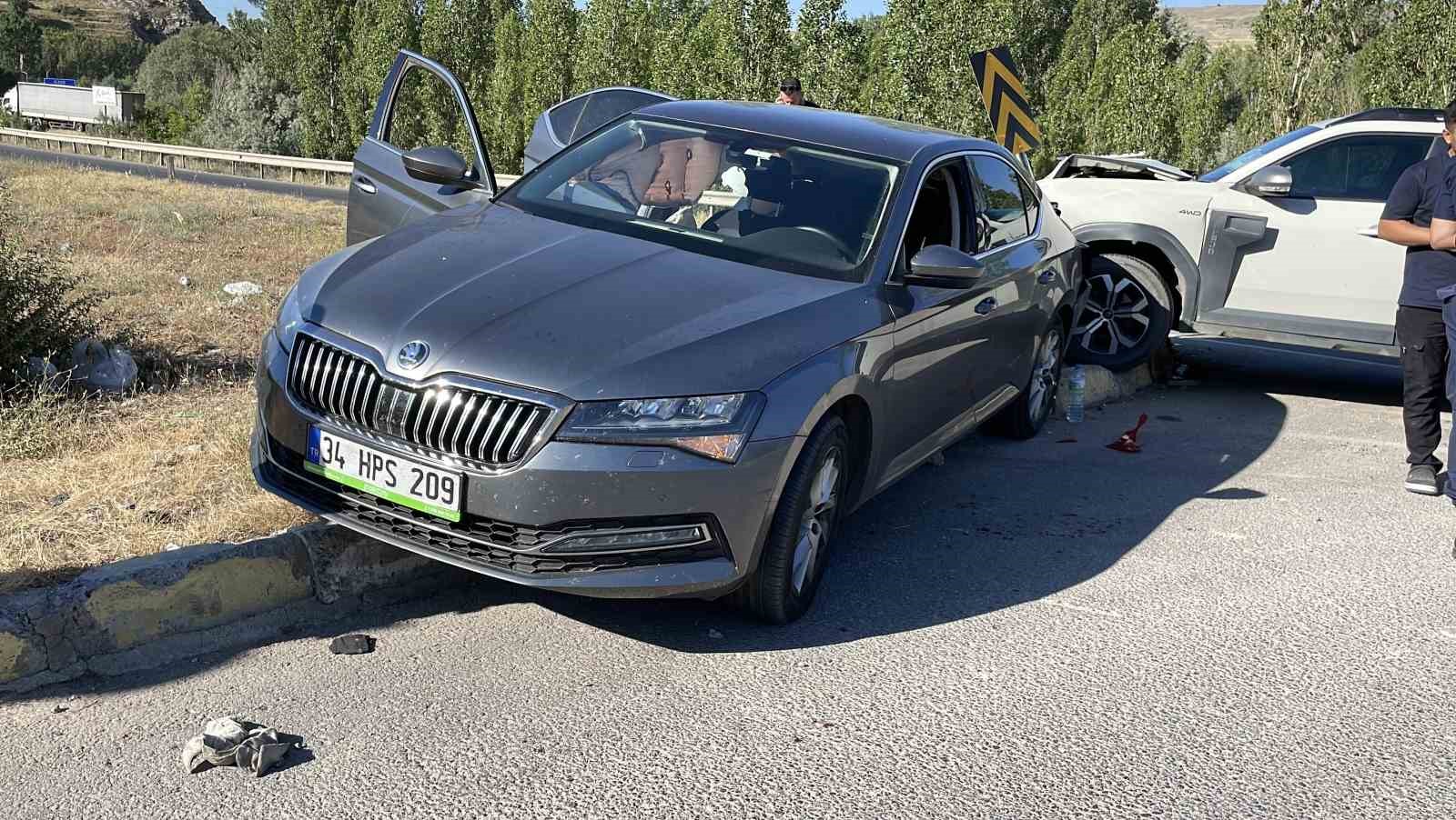 Seyir halindeki araca arkadan çarptı: 5 yaralı 