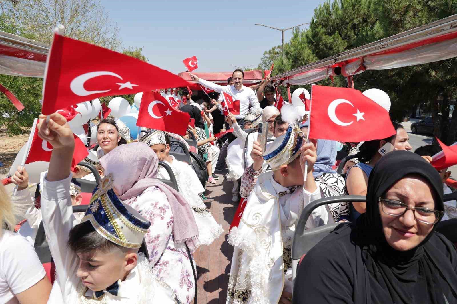 529 yıllık vakıf geleneği gereğince 117 çocuk sünnet ettirildi 