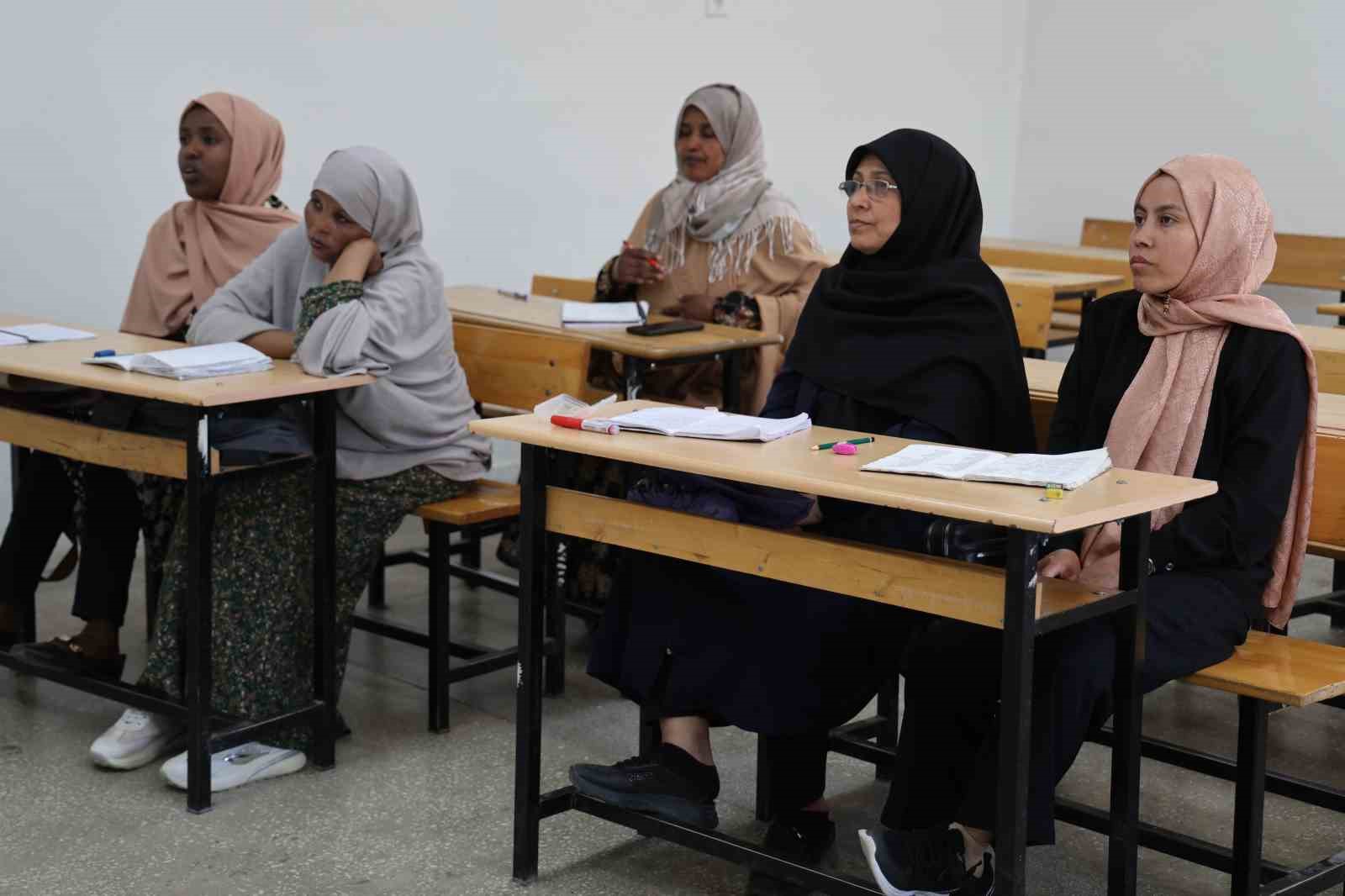 Elazığ’ın yabancıları Türkçe öğreniyor 