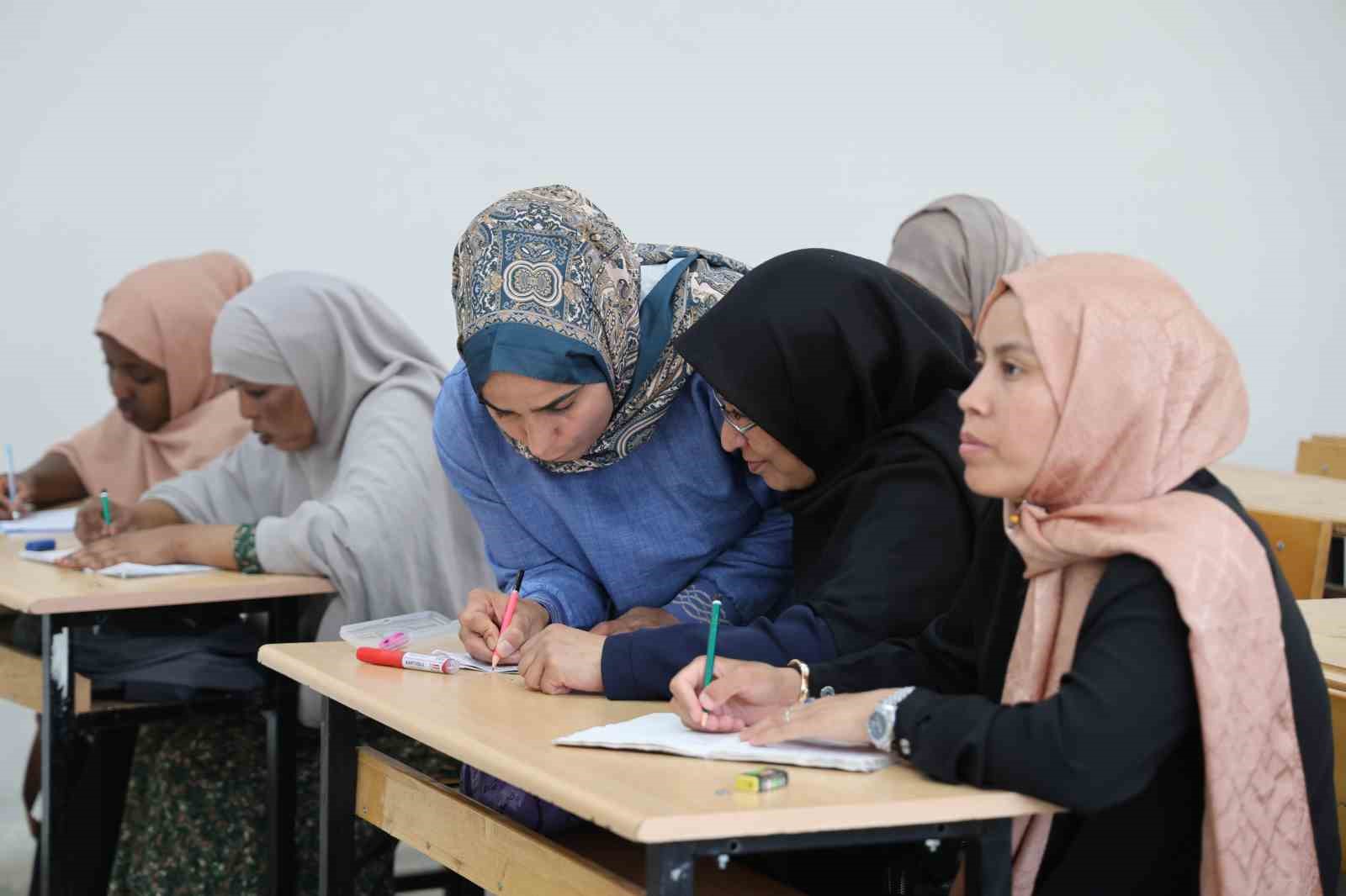 Elazığ’ın yabancıları Türkçe öğreniyor 
