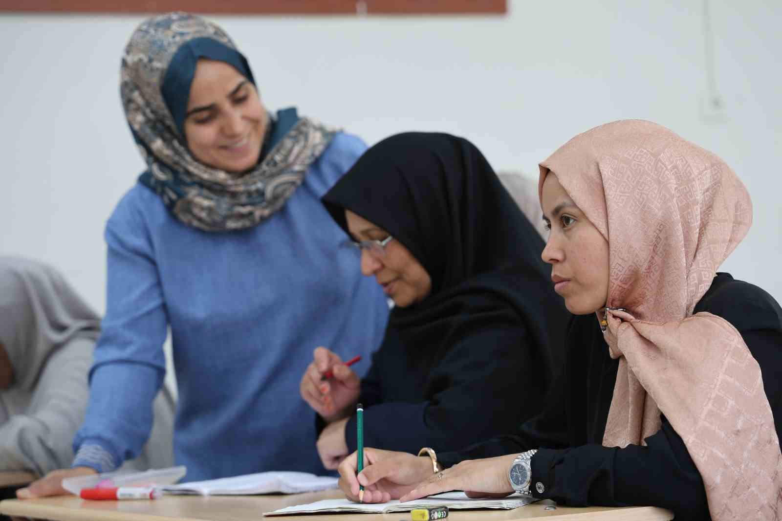 Elazığ’ın yabancıları Türkçe öğreniyor 