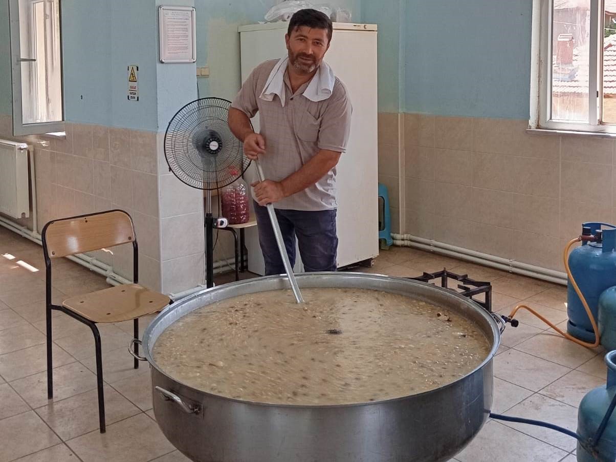 Hisarcık Kutluhallar köyünde 15 yıldan beri aşure geleneği sürdürülüyor 