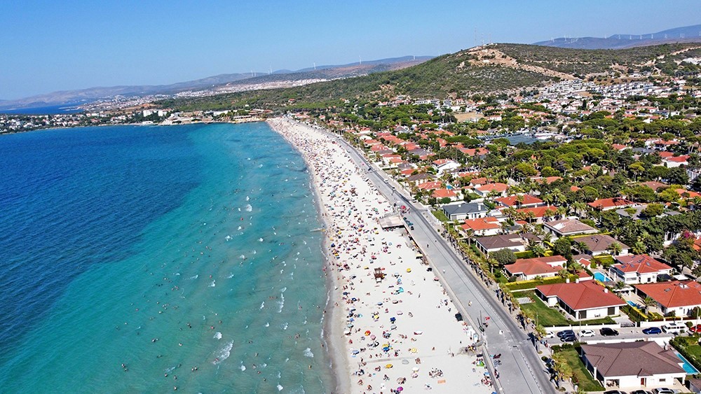 Çeşme’de 14 plaj ve 2 marinada Mavi Bayrak dalgalanacak 