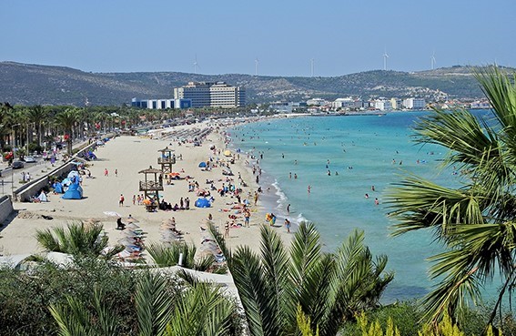 Çeşme’de 14 plaj ve 2 marinada Mavi Bayrak dalgalanacak 