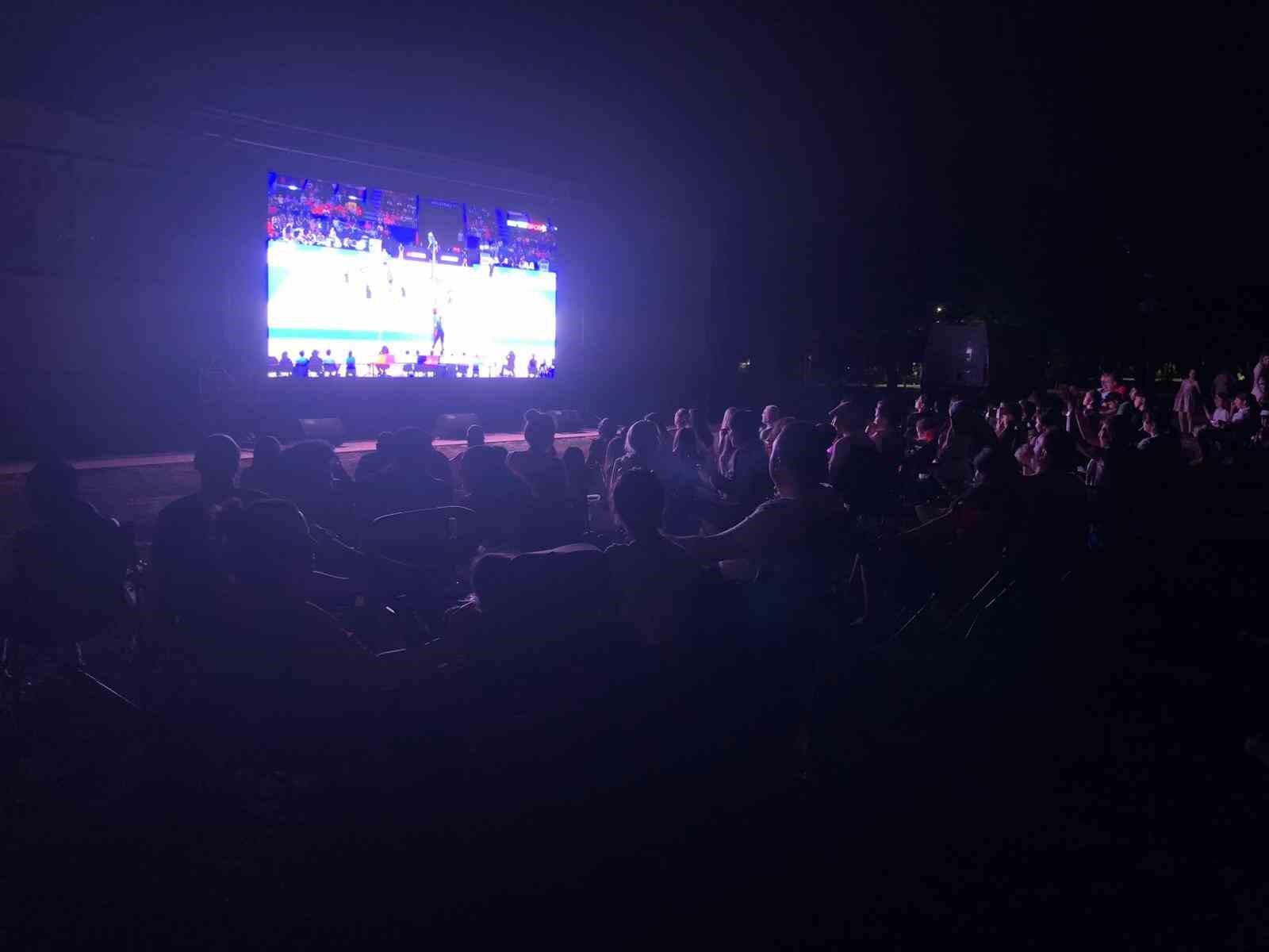 Eskişehirliler milli voleybol maçını dev ekranda izledi 