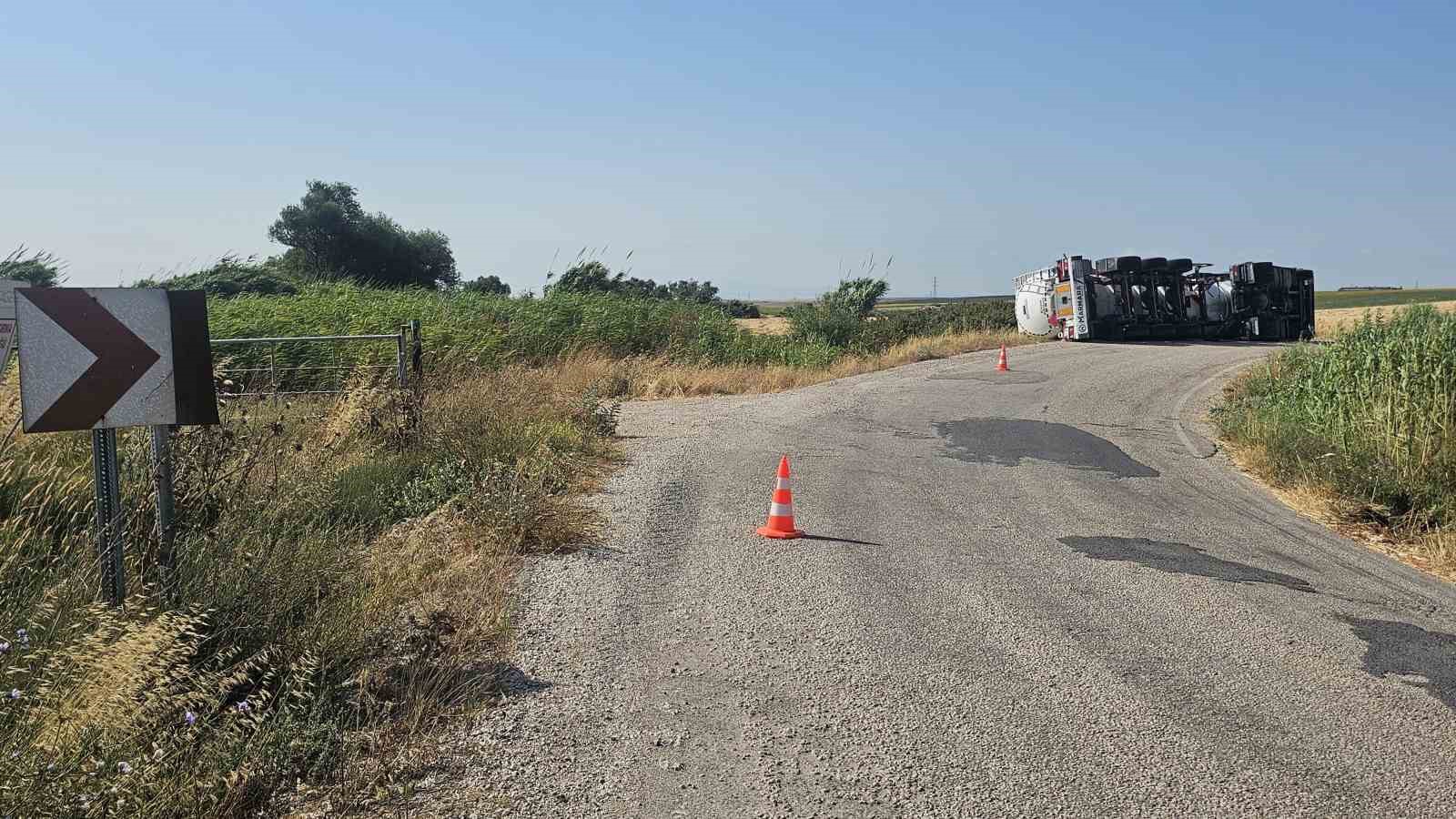 Bandırma’da kimyasal yüklü tır yan yattı: Sürücü kazayı yara almadan atlattı 