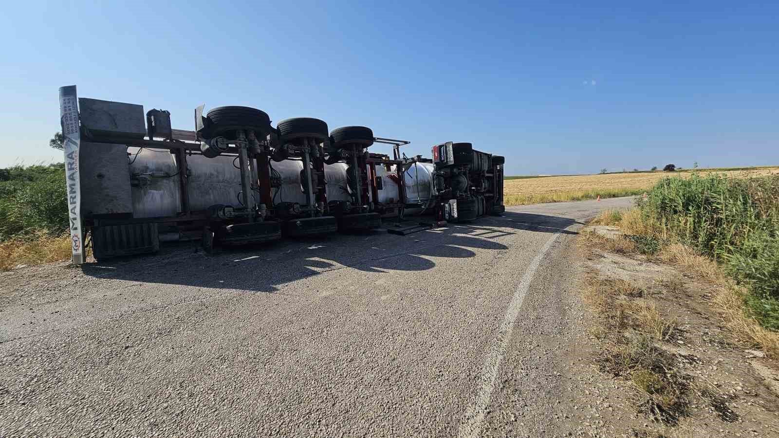 Bandırma’da kimyasal yüklü tır yan yattı: Sürücü kazayı yara almadan atlattı 