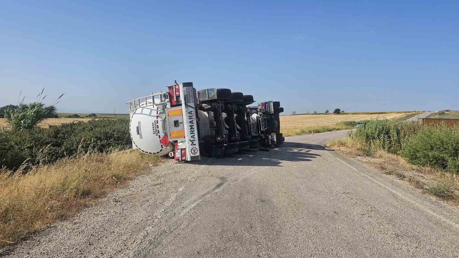 Bandırma’da kimyasal yüklü tır yan yattı: Sürücü kazayı yara almadan atlattı 