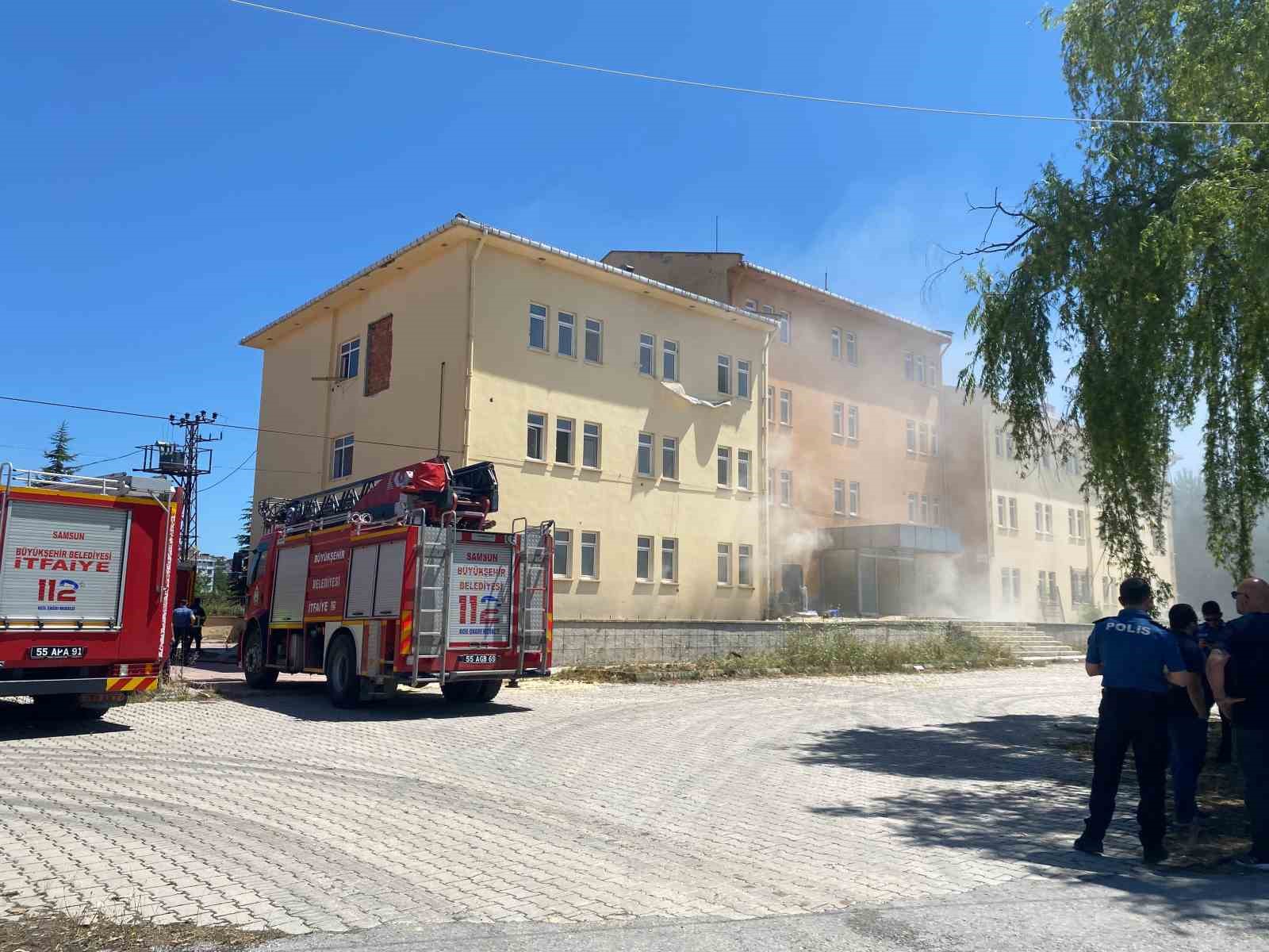 Eski hastane binasında arşiv yangını: Dumanlar çevreyi sardı 