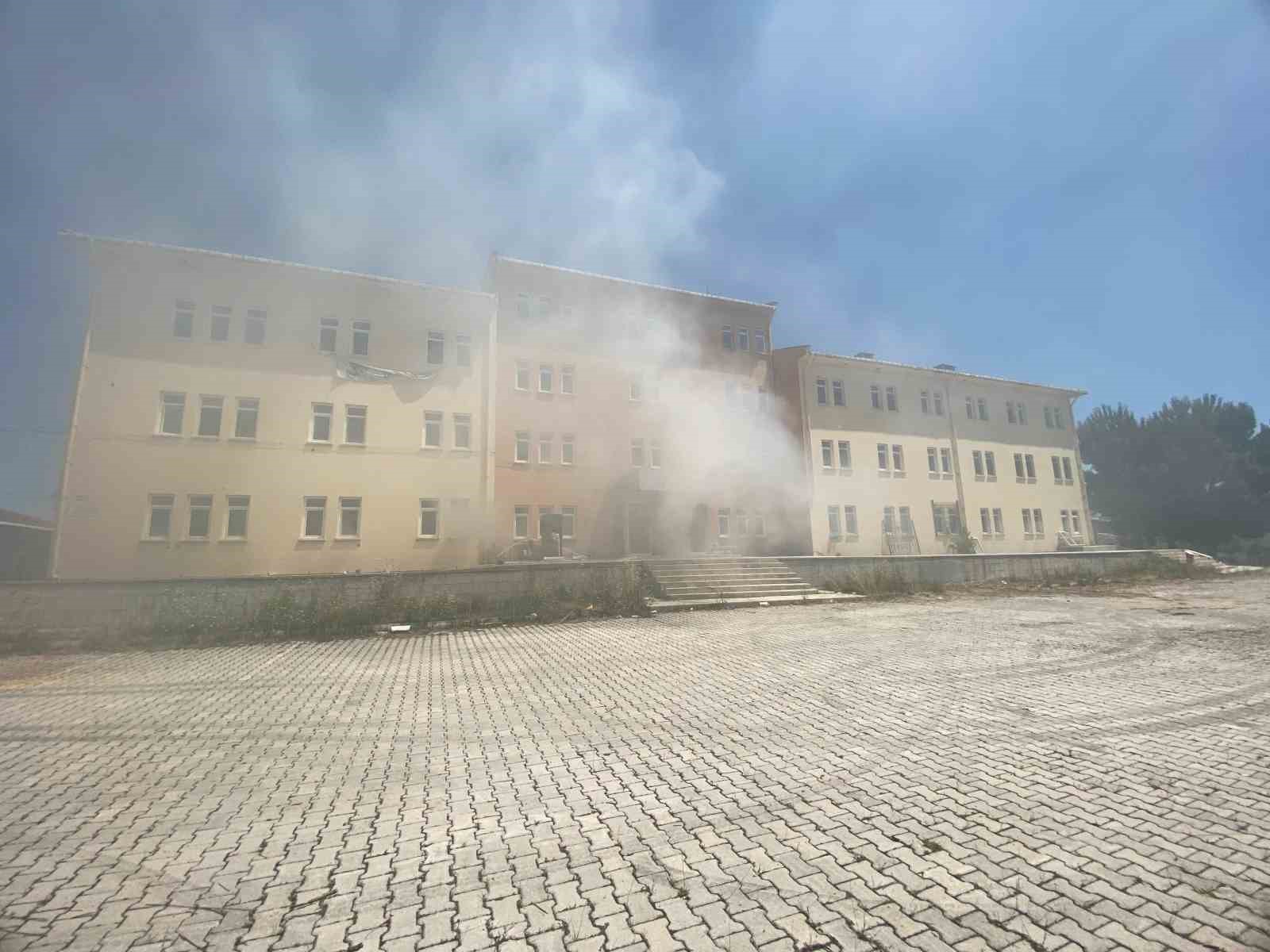 Eski hastane binasında arşiv yangını: Dumanlar çevreyi sardı 