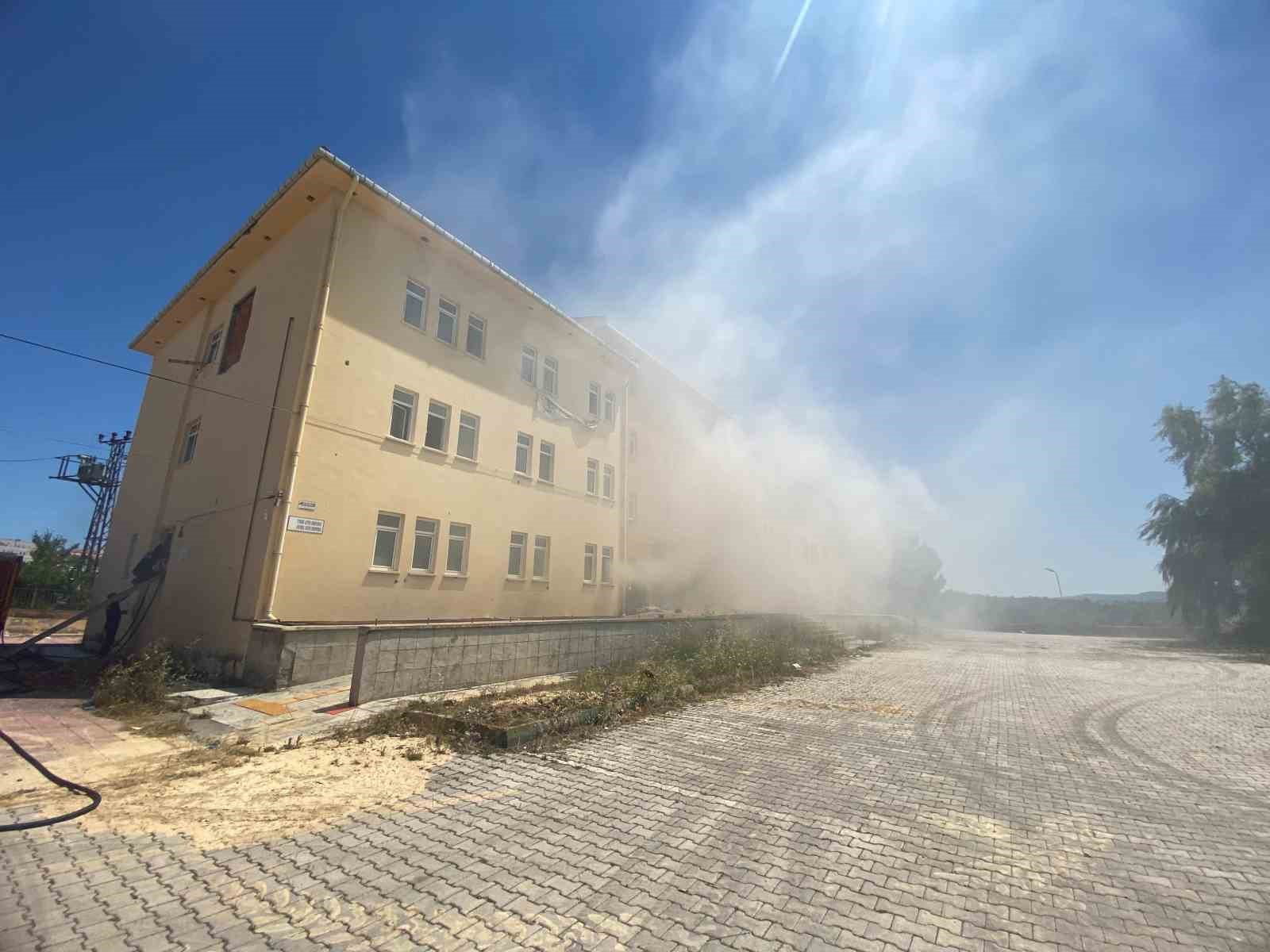Eski hastane binasında arşiv yangını: Dumanlar çevreyi sardı 