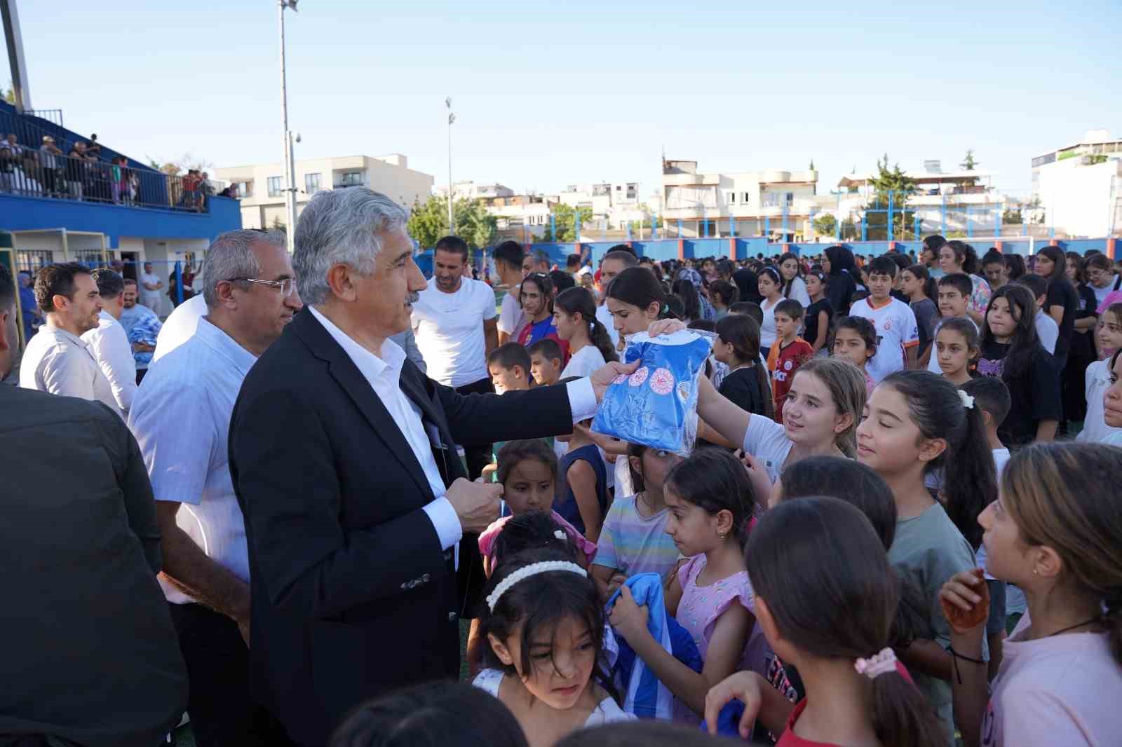 Yaz spor okullarına katılan öğrencilere forma desteği 