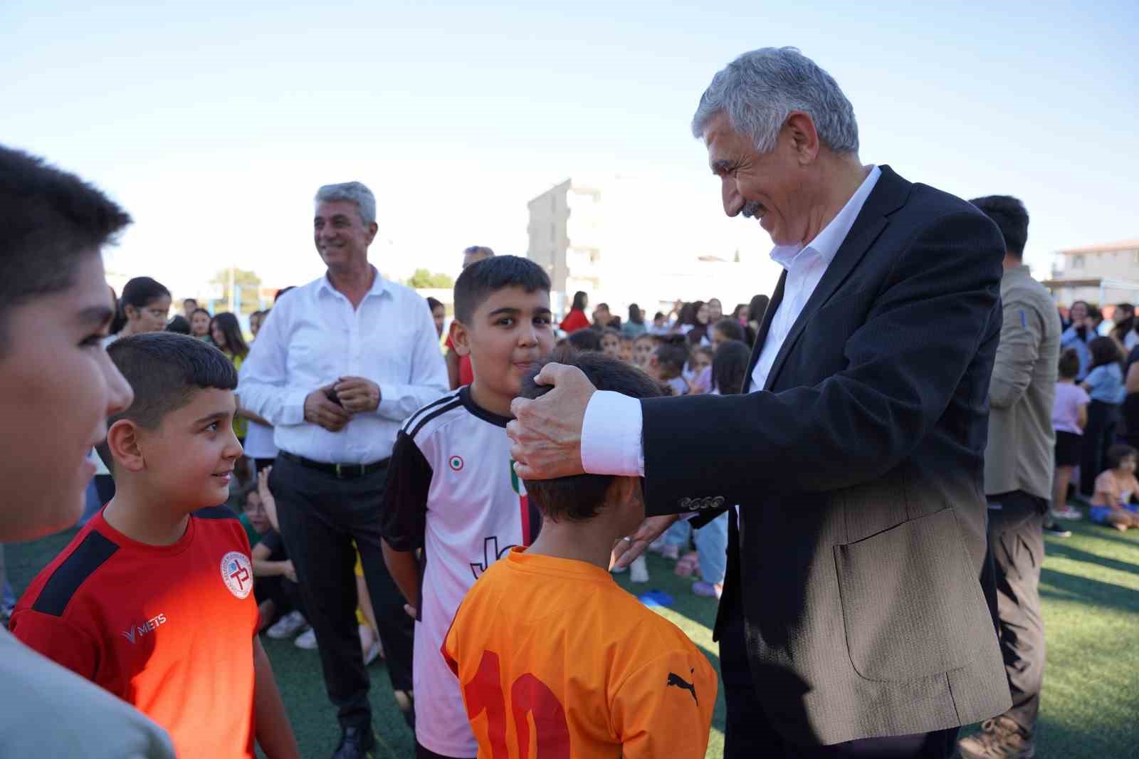 Yaz spor okullarına katılan öğrencilere forma desteği 