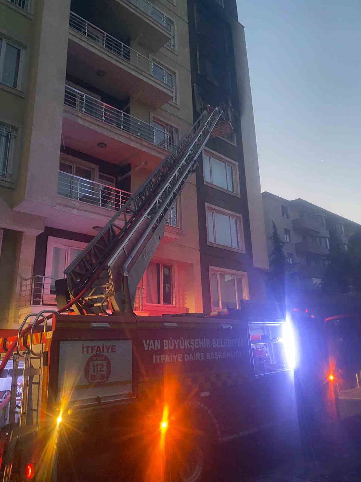 Van’da korkutan ev yangını 