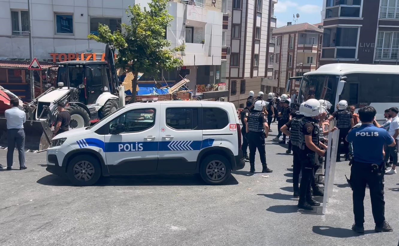 Esenyurt’ta bıçaklı kavgaya neden olan market reyonu yıkıldı 