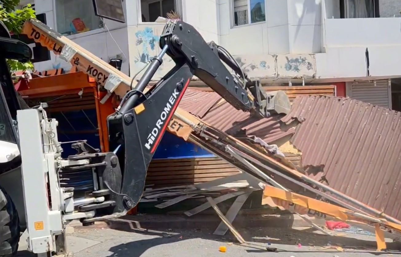 Esenyurt’ta bıçaklı kavgaya neden olan market reyonu yıkıldı 