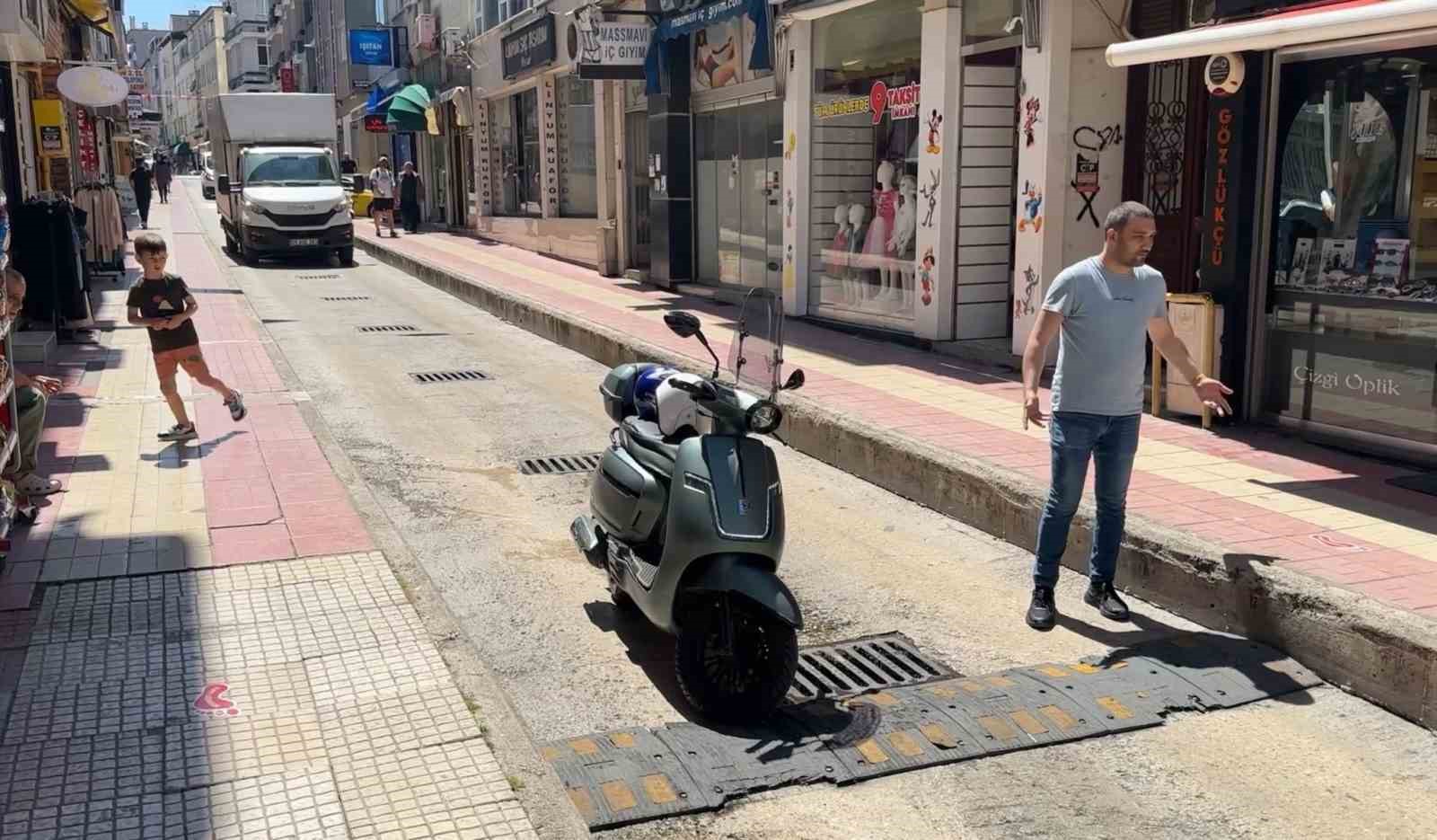 Motosiklet kaydı, yolcusu yaralandı: O anlar kamerada 