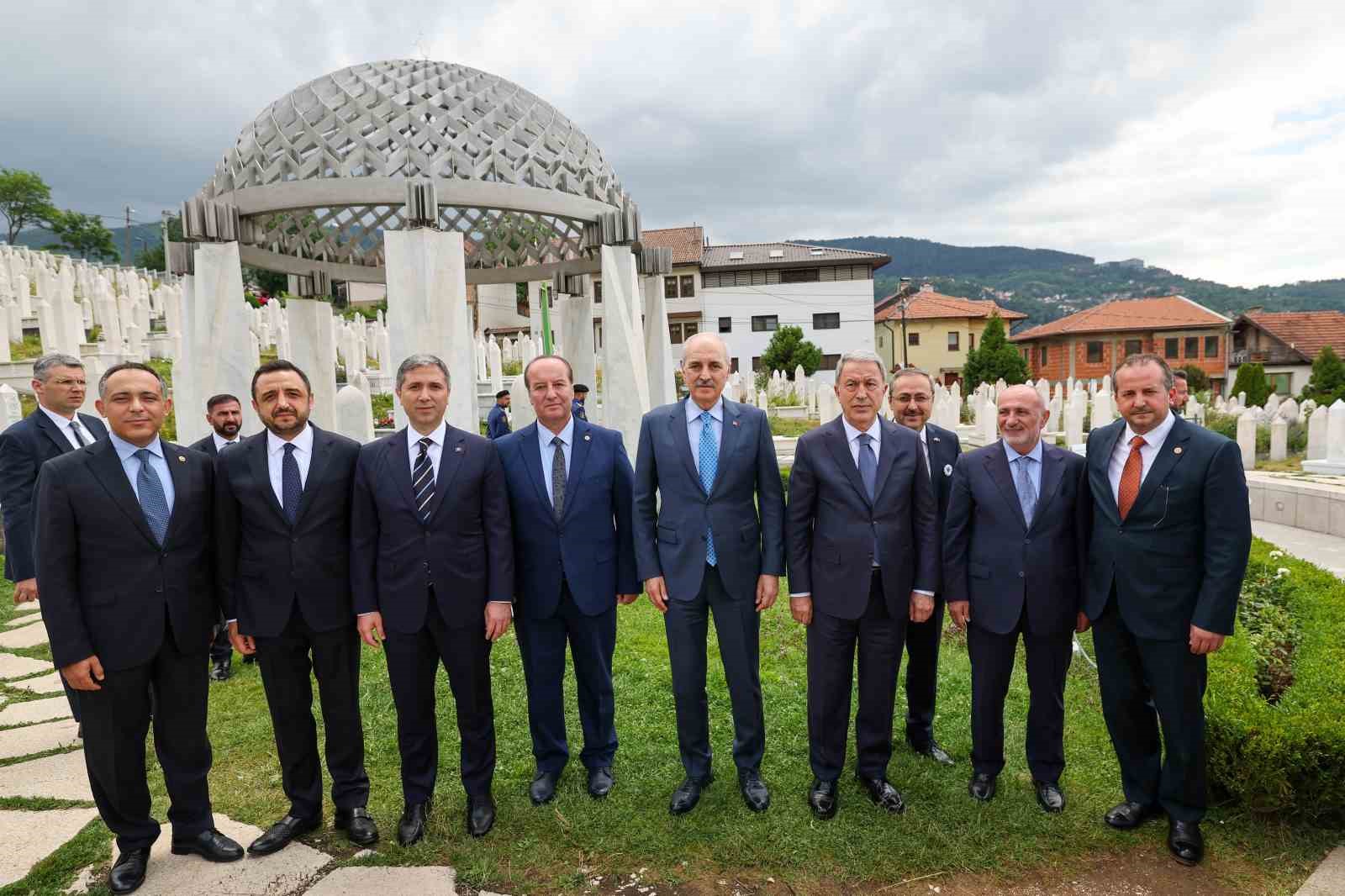 TBMM Başkanı Kurtulmuş, Aliya İzzetbegoviç’in kabrini ziyaret etti 