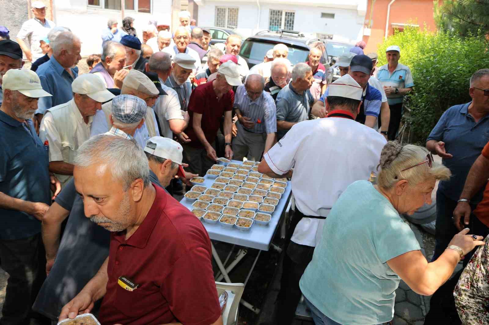 10 yıldır devam eden aşure ikramı bu yıl da sürdü 
