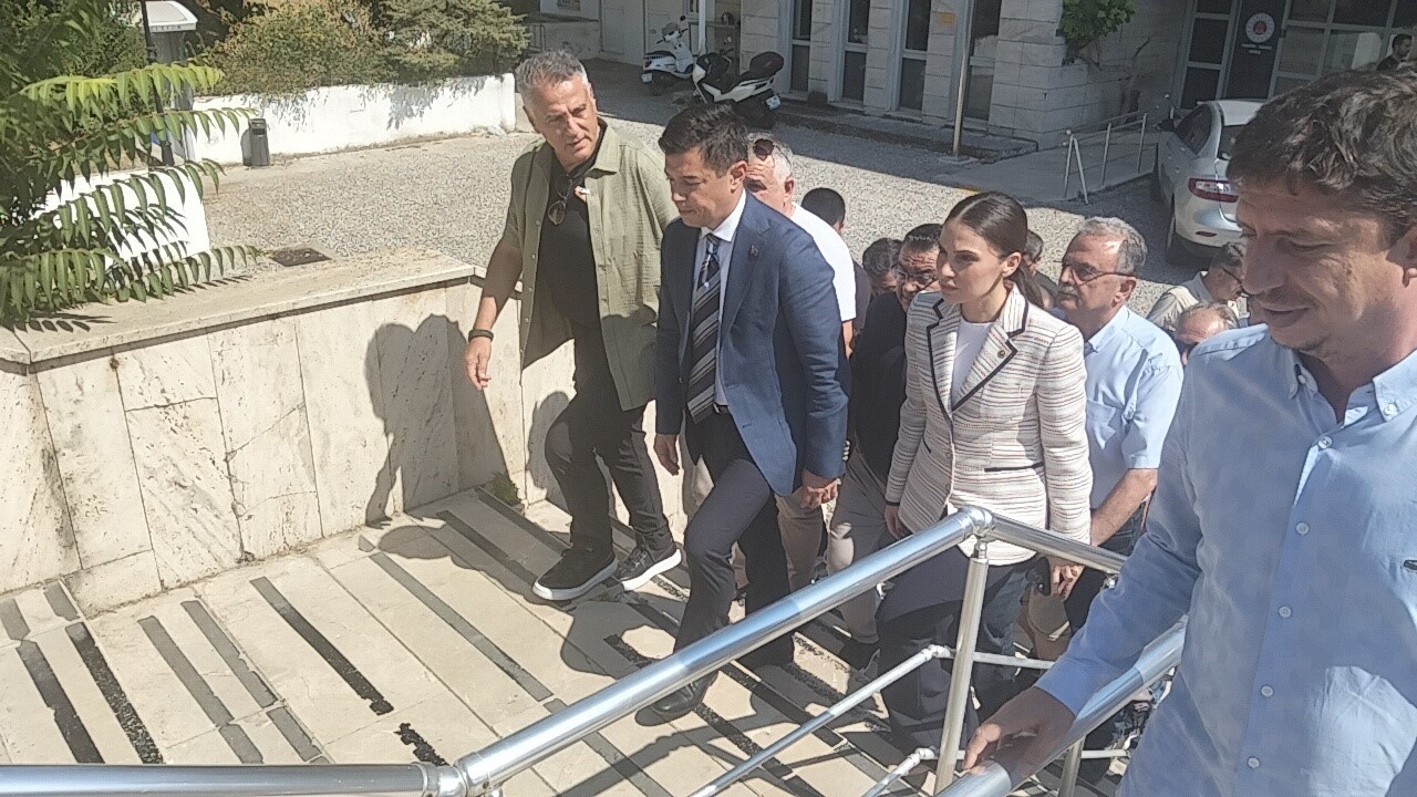 Polis kalkanını yumruklayan Marmaris Belediye Başkanı Ünlü hakim karşısına çıktı 