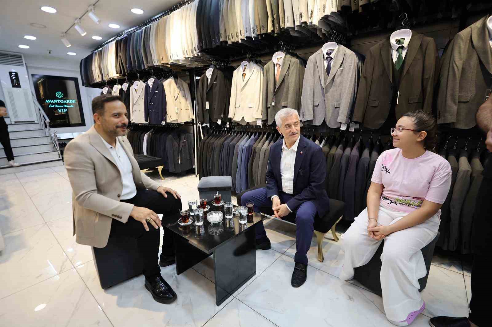 Başkan Tahmazoğlu vatandaş ve esnaf ile iç içe 