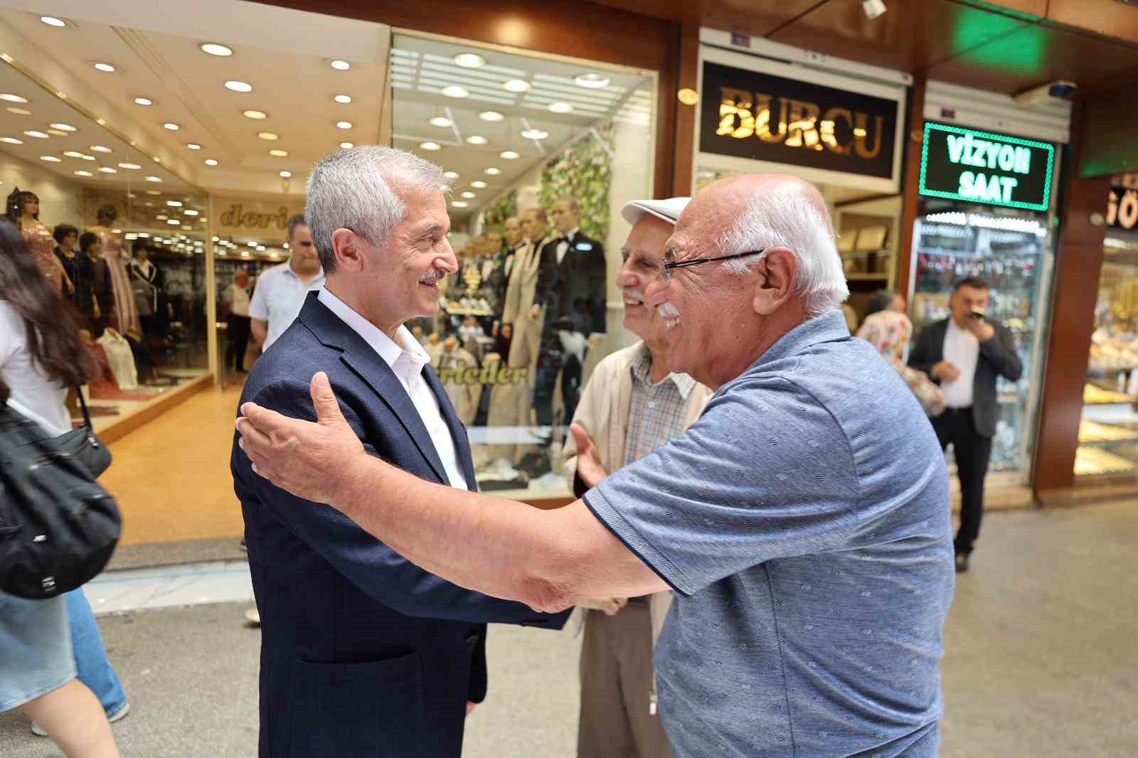 Başkan Tahmazoğlu vatandaş ve esnaf ile iç içe 
