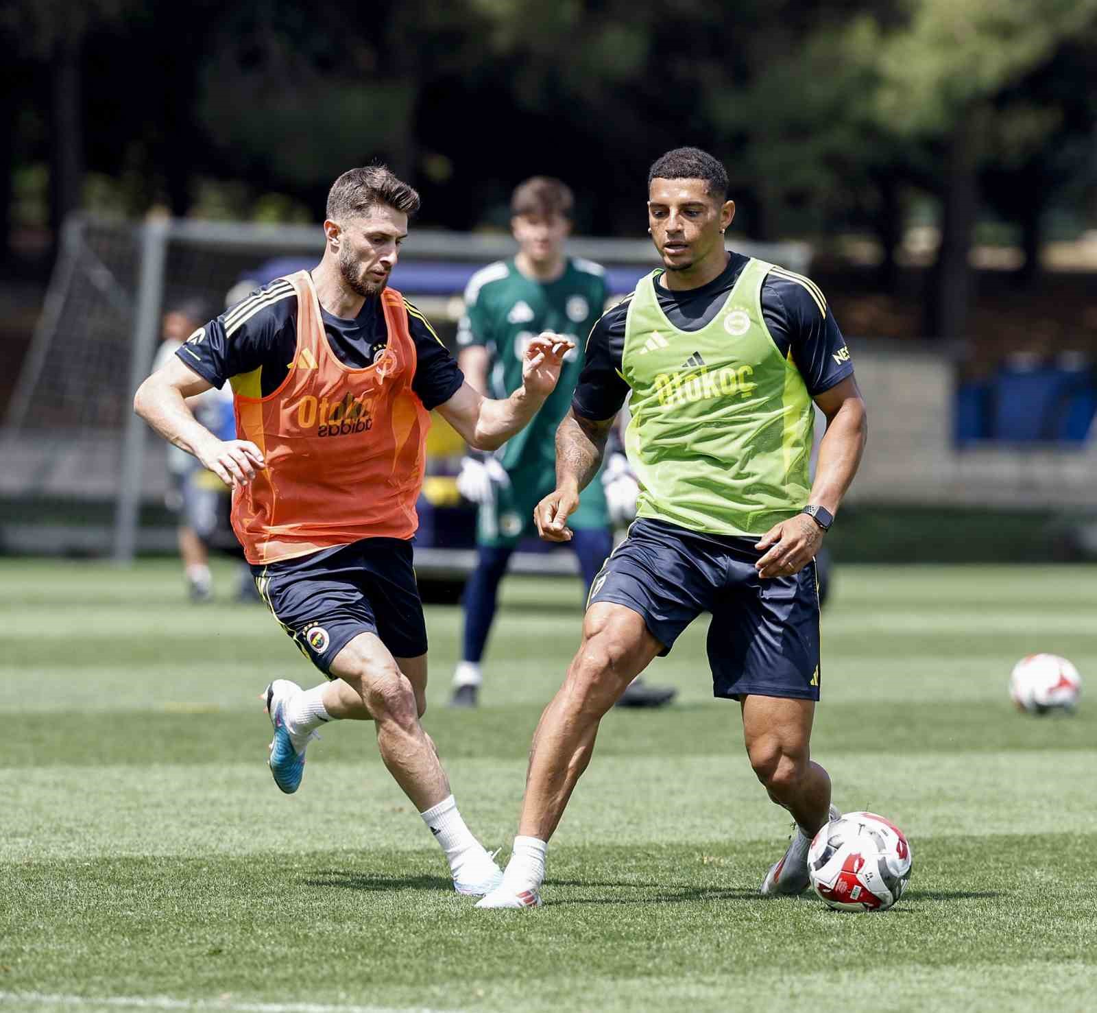 Fenerbahçe, günün ilk antrenmanını tamamladı 