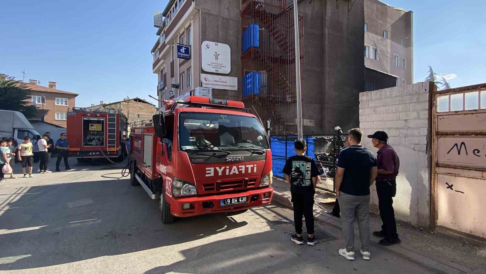 Atık tekstil malzemeleri alev alev yandı 