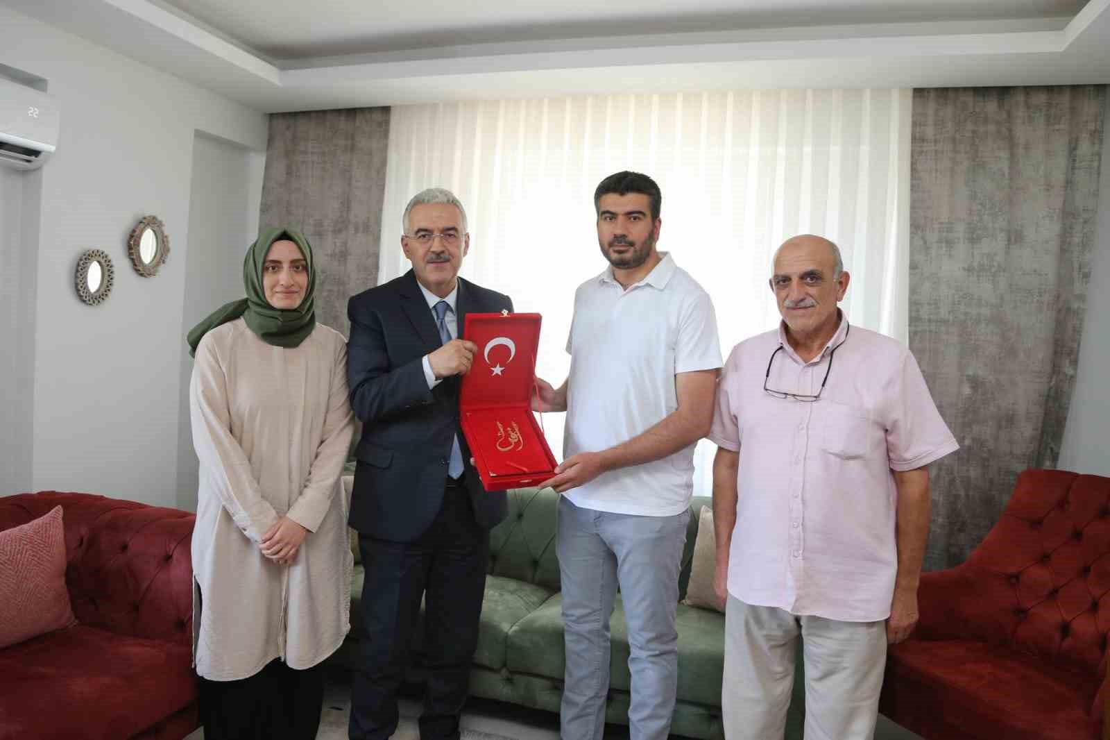 Bursa Valisi Ayyıldız, 15 Temmuz gazisini ziyaret etti 