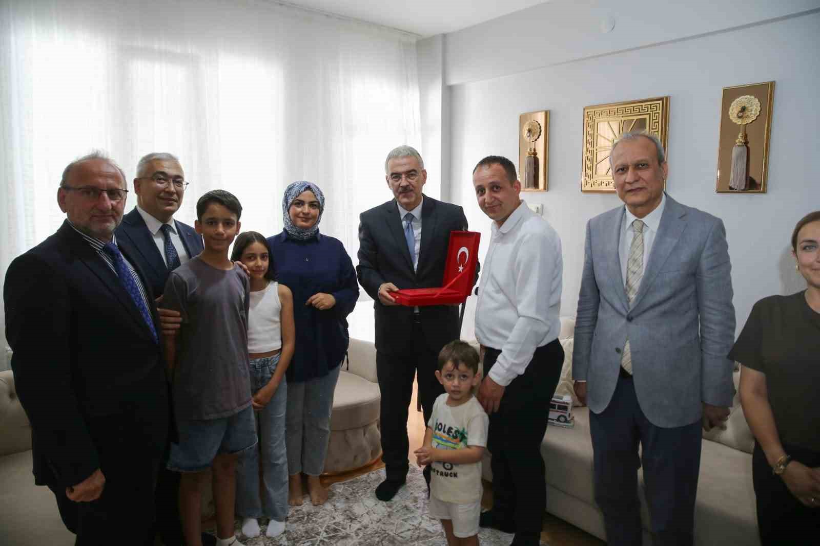 Bursa Valisi Ayyıldız, 15 Temmuz gazisini ziyaret etti 