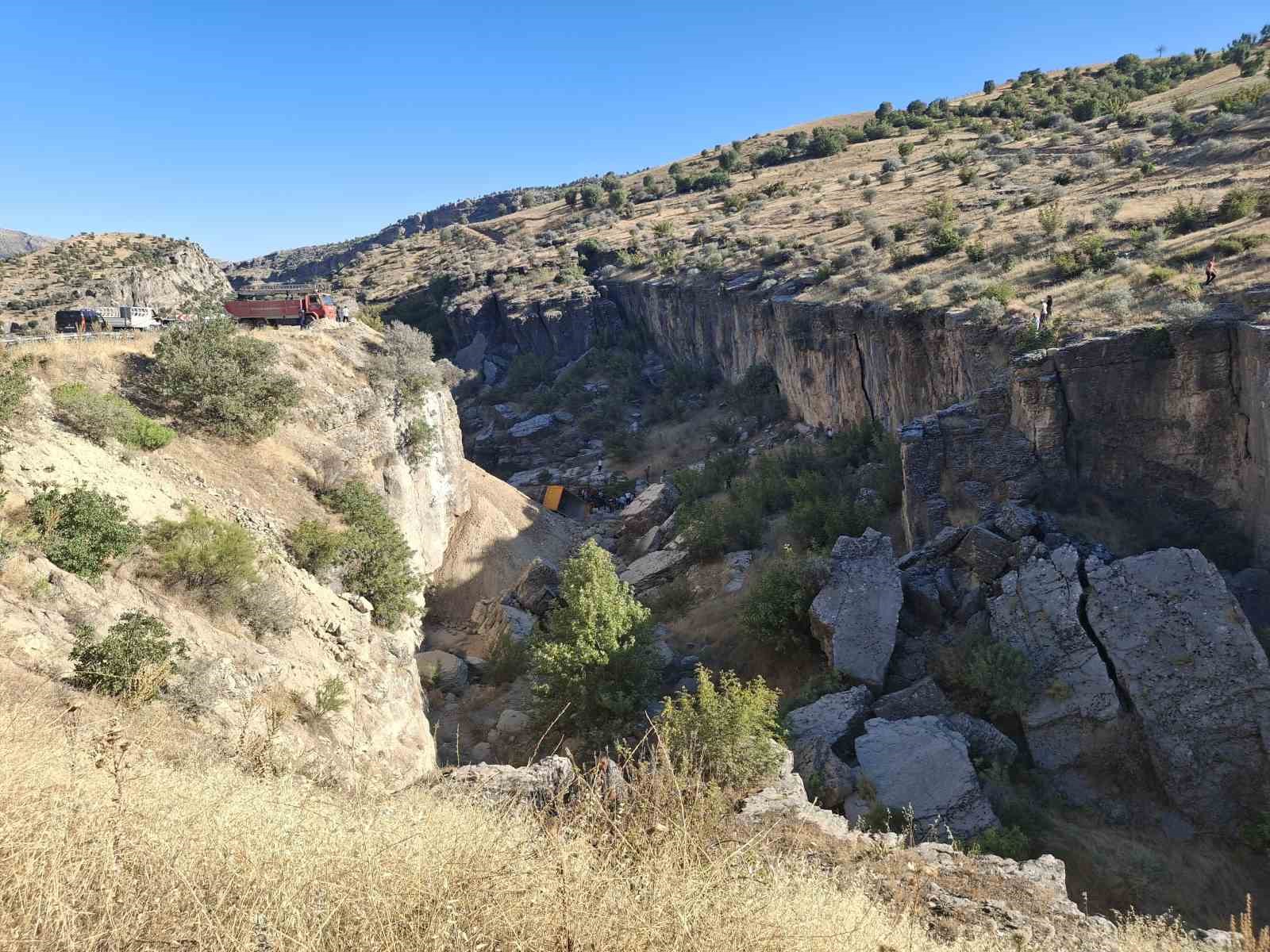 Kontrolden çıkan kamyon uçuruma düştü: 1 ölü 