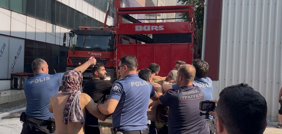 Yangın yerinde ortalık karıştı, itfaiyeci darbedildi, polis müdahale etti 