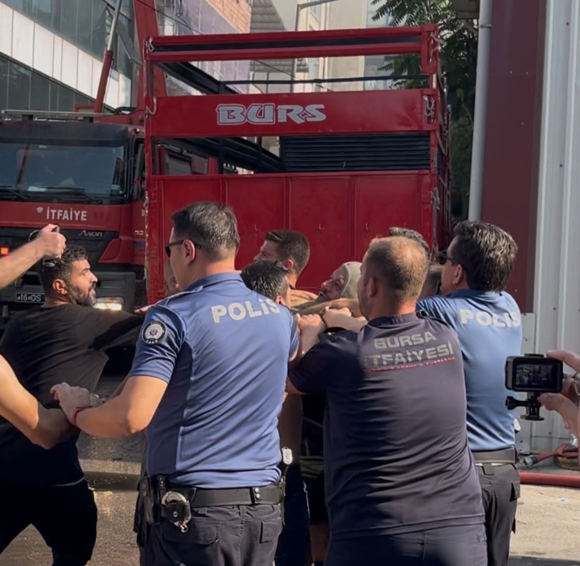Yangın yerinde ortalık karıştı, itfaiyeci darbedildi, polis müdahale etti 