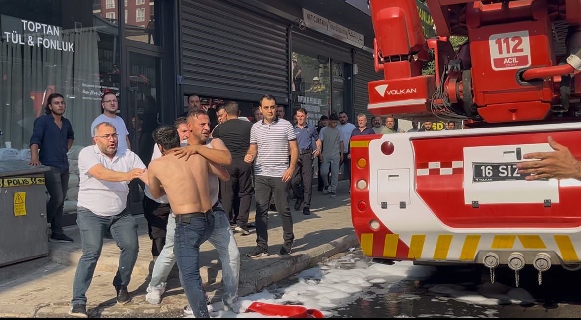 Yangın yerinde ortalık karıştı, itfaiyeci darbedildi, polis müdahale etti 