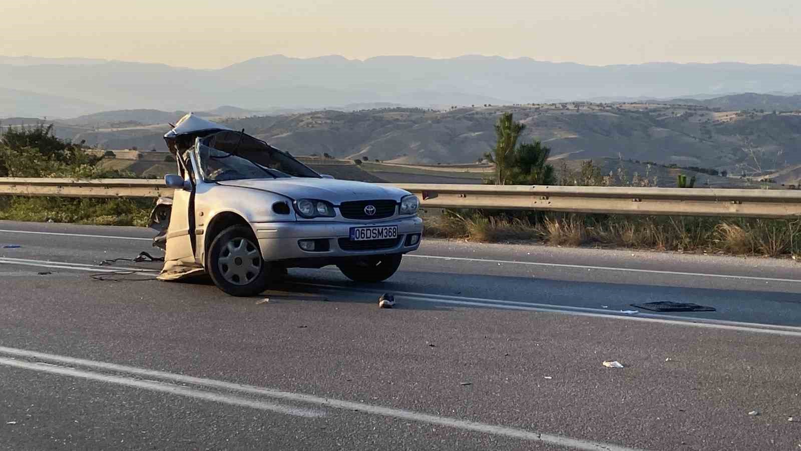 Minibüsle çarpışan otomobil ikiye bölündü: 11 yaralı 