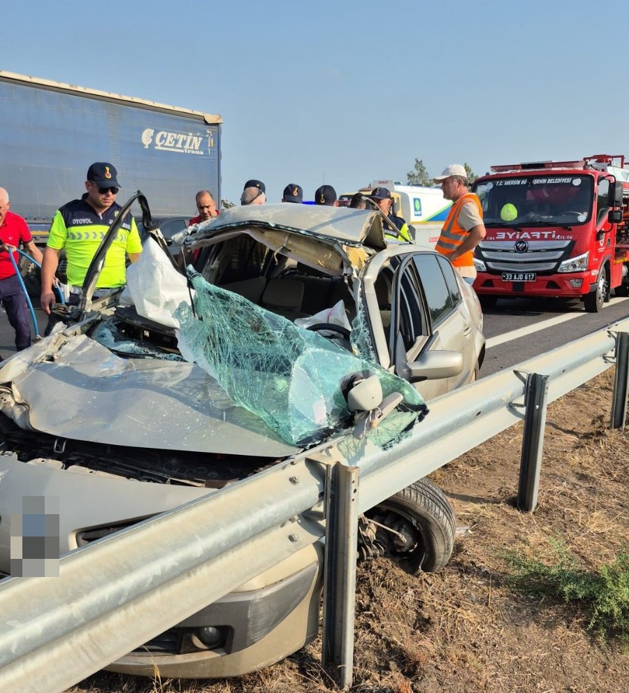 Otoyolda tıra çarpan otomobil hurdaya döndü: 2 yaralı 