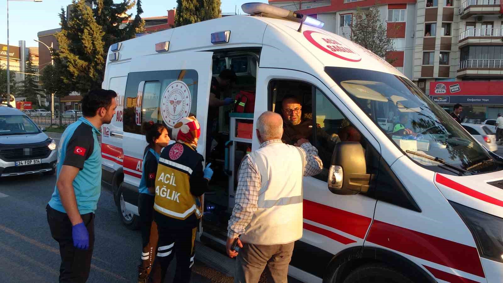 Malatya’da kontrolden çıkan araç refüje çarptı: 3 yaralı 